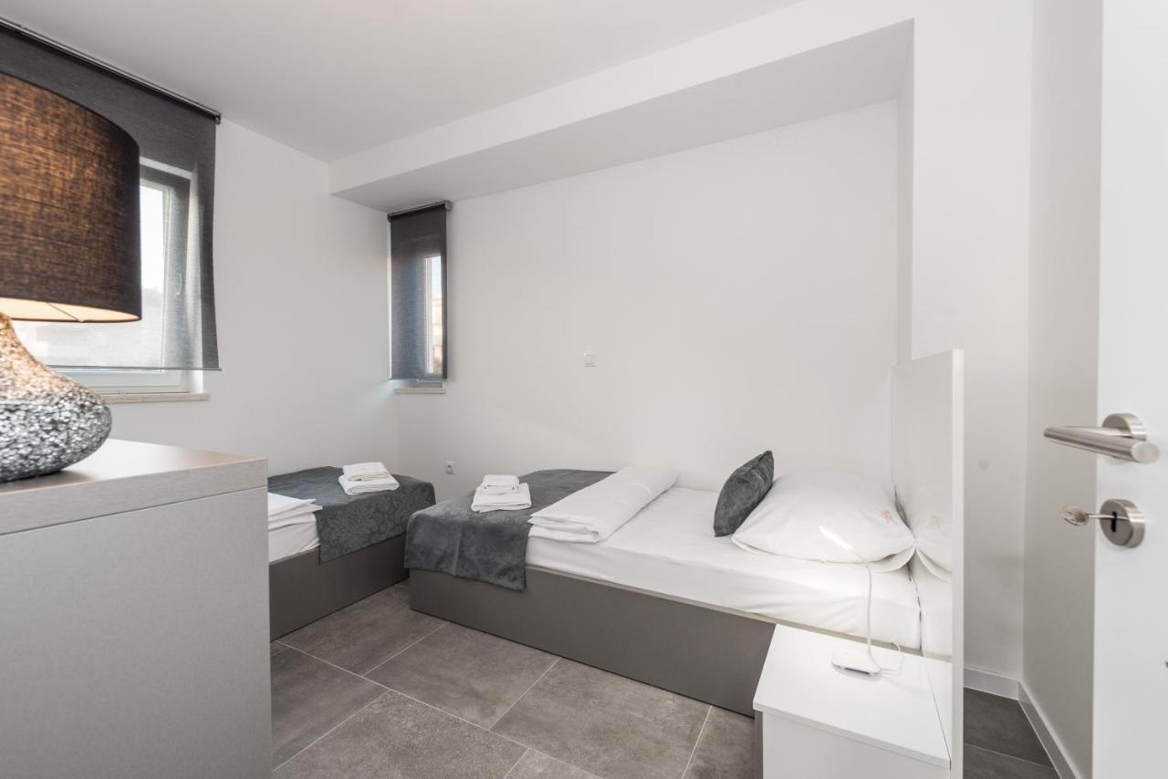 Villa Magnifica Apartments With Pool Novalja Buitenkant foto